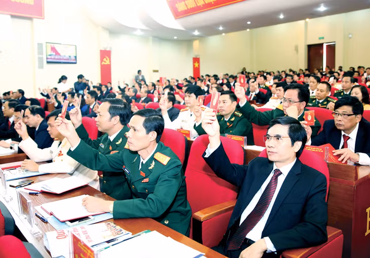 Đại biểu biểu quyết thông qua Nghị quyết Đại hội.