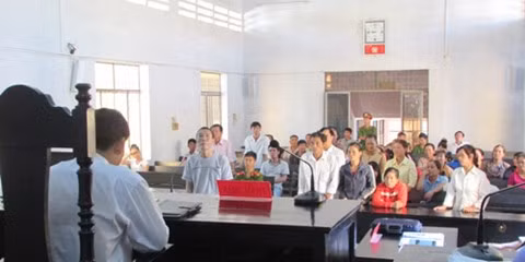 Phiên xử thu hút sự theo dõi của rất đông người dân địa phương.