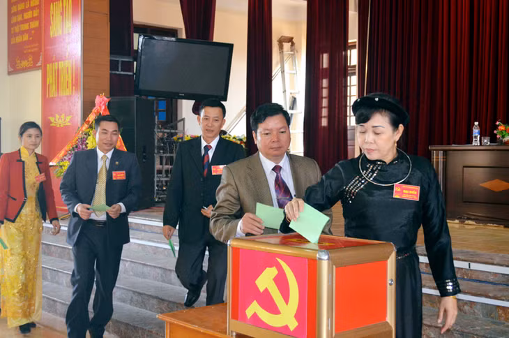 Thực hiện Đề án 25, Huyện uỷ Đầm Hà linh hoạt gắn việc kiện toàn sắp xếp tổ chức bộ máy, cán bộ lãnh đạo, quản lý với công tác chuẩn bị nhân sự cấp uỷ Đảng các cấp nhiệm kỳ 2015-2020. Trong ảnh: Bầu cử Ban Chấp hành Đảng bộ cơ quan chính quyền huyện Đầm Hà nhiệm kỳ 2015-2020.