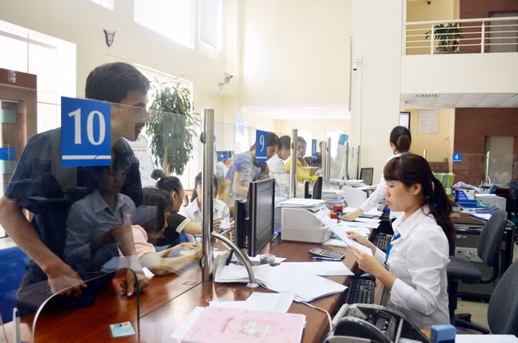 Giao dịch khách hàng tại Ngân hàng TMCP Công thương Quảng Ninh.