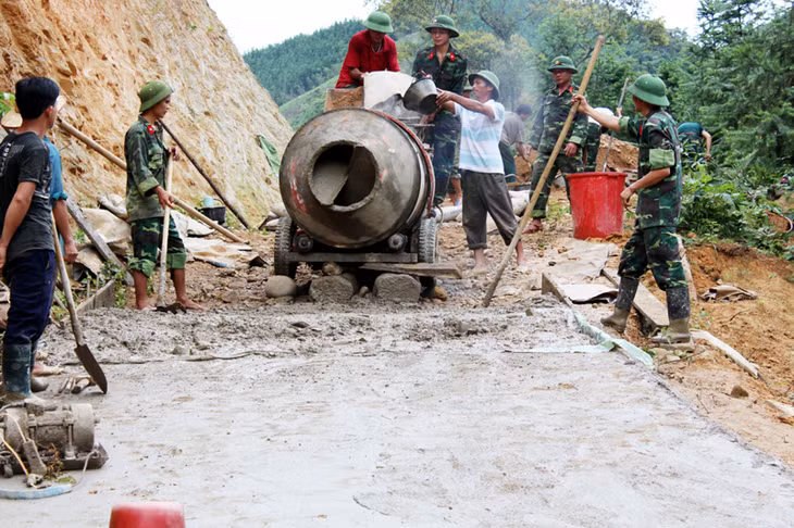 LLVT huyện Ba Chẽ tham gia làm đường giao thông nông thôn tại xã Đồn Đạc.
