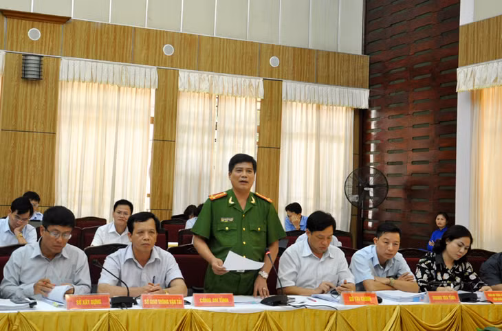 Lãnh đạo Công an tỉnh trả lời chất vấn tại hội nghị.