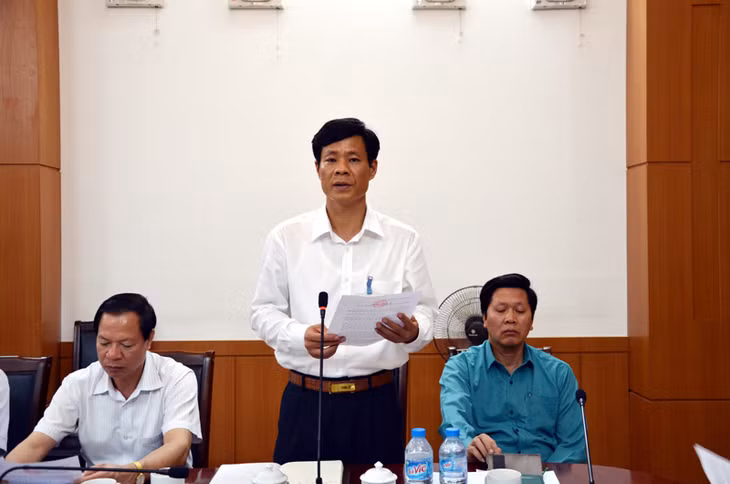 Đồng chí Phó Chủ tịch UBND TP Uông Bí báo cáo về việc xây dựng Nhà văn hóa truyền thông tại nhà ga cáp treo số 1 tại Khu di tích Yên Tử