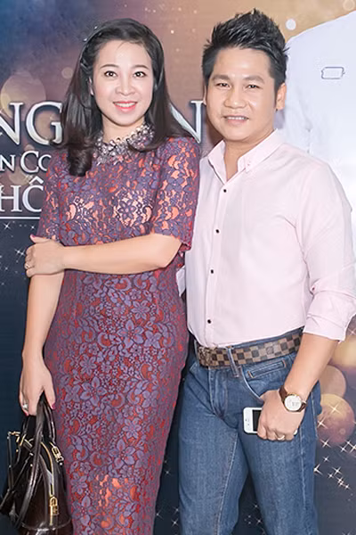 Vợ chồng Trọng Tấn trong buổi công bố liveshow "Bài ca không quên". Ảnh: HBN.