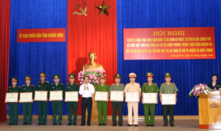Đồng chí Đặng Huy Hậu, Phó Chủ tịch Thường trực UBND tỉnh trao bằng khen của UBND tỉnh cho các tập thể có thành tích xuất sắc.