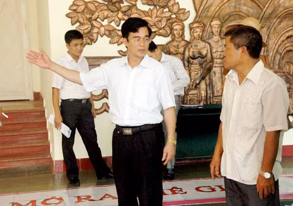 Đồng chí Dương Văn Cơ, Chủ tịch UBND TP Móng Cái kiểm tra công tác khánh tiết tại nơi diễn ra Hội nghị 