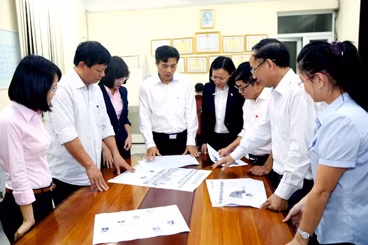Cán bộ, phóng viên, biên tập viên Báo Quảng Ninh bàn phương án tổ chức trang báo phản ánh về Đại hội tại tòa soạn. Ảnh: Đỗ Phương