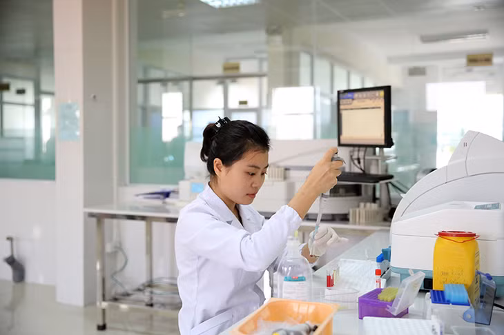 bác sỹ Bệnh viện sản nhi thực hiện xét nghiệm. 
