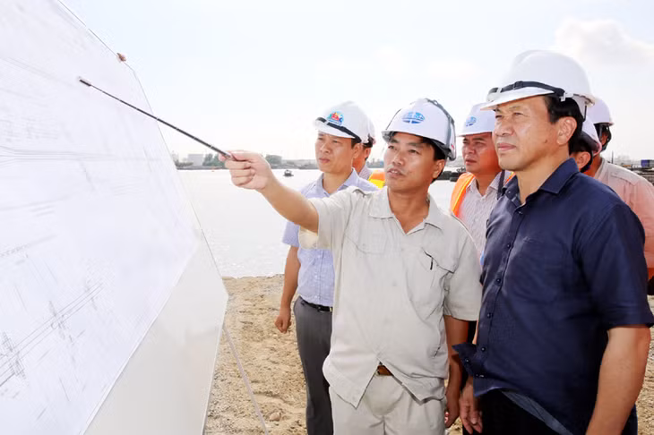 Đồng chí Nguyễn Văn Thành, Phó Chủ tịch UBND tỉnh kiểm tra tiến độ thi công dự án Cầu Bạch Đằng, đường dẫn và nút giao thông cuối tuyến.