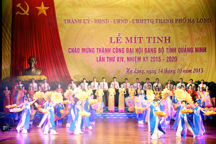 Biểu diễn văn nghệ trong lễ mít tinh chào mừng thành công Đại hội Đảng bộ tỉnh Quảng Ninh lần thứ XIV do TP Hạ Long tổ chức tối 14-10. Ảnh: Hồng Nhung