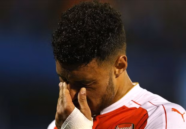  Oxlade-Chamberlain phải rời sân vì chấn thương gân kheo. Ảnh: Internet.