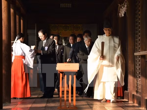 Cảnh sát dẫn giải nghi phạm Yusufu Mieraili liên quan tới vụ đánh bom đền Erawan, ngày 7-10 - Ảnh: Bangkok Post