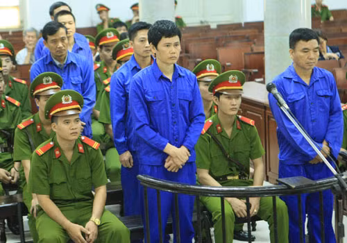 Bị cáo Bằng (đứng, hàng đầu, bên trái) tại phiên toà sơ thẩm.