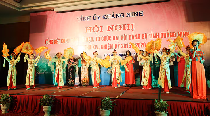 Tiết mục văn nghệ tại hội nghị.
