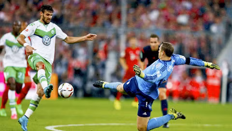 Wolfsburg (trên) sẽ biết cách đánh vào điểm yếu của Bayern để giành vé đi tiếp