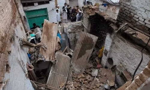 Một ngôi nhà ở thành phố Peshawar, Pakistan, bị phá hủy trong trận động đất hôm 26/10. Ảnh: AP.