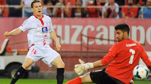 Sevilla (trái) sẽ không quá khó để có chiến thắng trên sân nhà