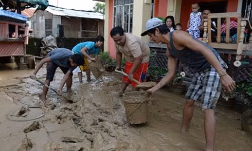 Người dân dọn dẹp sau cơn bão Koppu tại Cabanatuan, phía bắc Thủ đô Manila ngày 20/10. (ảnh: AFP).