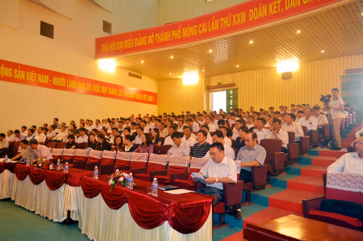 Đông đảo cán bộ các thôn, khu trên địa bàn dự hội nghị