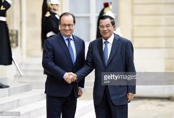 Thủ tướng Campuchia Hun Sen (phải) và Tổng thống Pháp François Hollande. (Nguồn: AFP)