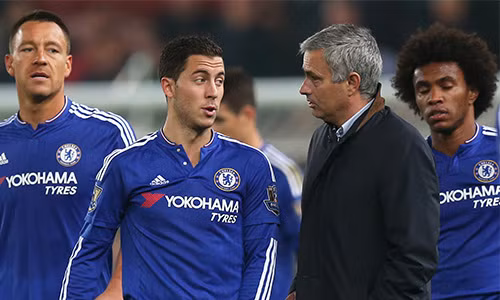 Cả núi khó khăn đang chờ đợi phía trước thầy trò Mourinho. Ảnh: Reuters.