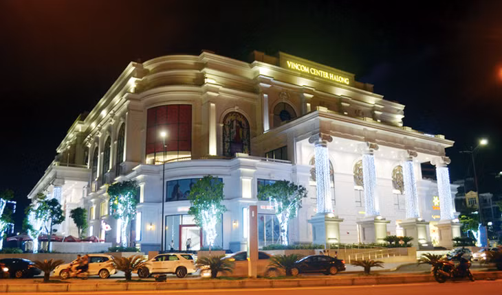 Việc xây dựng và thực hiện là tỉnh công nghiệp vào năm 2015 là tiền đề quan trọng để Quảng Ninh thực hiện tốt mục tiêu trở thành tỉnh dịch vụ - công nghiệp vào năm 2020. Trong ảnh: Vincom Hạ Long - Trung tâm thuơng mại của Hạ Long, do Tập đoàn Vingroup xây dựng và đưa vào sử dụng năm 2014.