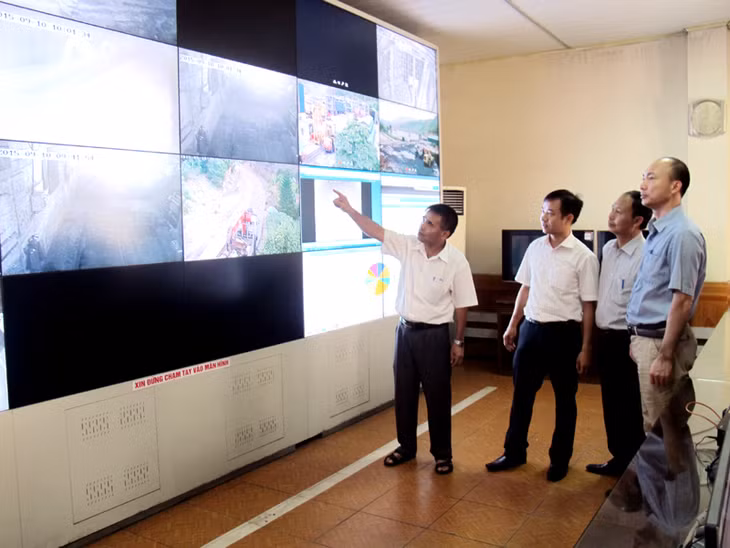 Tác giả giải pháp “Áp dụng thử nghiệm hệ thống điều khiển giám sát tập trung trong hầm lò” của Công ty Than Khe Chàm giới thiệu hình ảnh Trạm điều khiển giám sát tập trung mặt bằng +32 của Công ty với Ban Tổ chức Hội thi STKT tỉnh lần thứ V. Ảnh: Phạm Hoạch