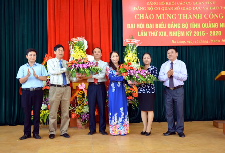 Các đại biểu tặng hoa cho đồng chí Đào Thanh Lưỡng, Tỉnh ủy viên, Bí thư Đảng ủy khối các cơ quan tỉnh; Vũ Thị Liên Oanh, Bí thư Đảng ủy Sở GD&ĐT tái cử Ban Chấp hành Đảng bộ tỉnh