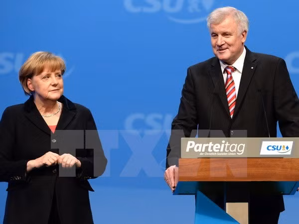  Chủ tịch đảng CSU Horst Seehofer và Thủ tướng Đức Angela Merkel. (Nguồn: AFP/TTXVN)