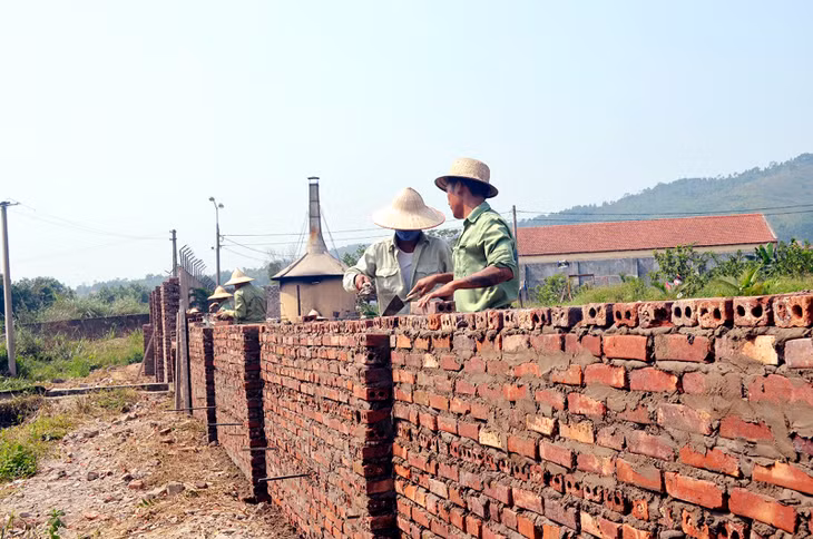 Với các chính sách hỗ trợ kịp thời, đối tượng cai nghiện ma tuý tập trung đã tăng lên đáng kể. Trong ảnh: Học viên Trung tâm GD-LĐXH tỉnh được học nghề xây dựng.