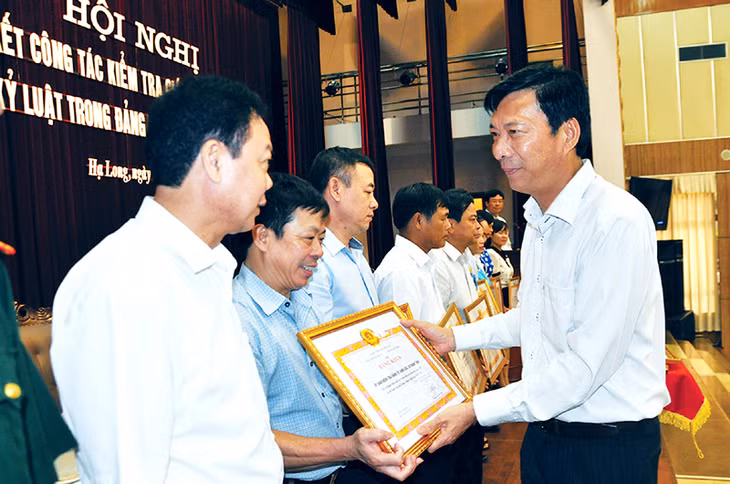 Bí thư Tỉnh uỷ Nguyễn Văn Đọc trao bằng khen của Ban Chấp hành Đảng bộ tỉnh cho các tập thể có thành tích xuất sắc trong công tác kiểm tra, giám sát nhiệm kỳ 2010-2015. Ảnh: Ngọc Hà