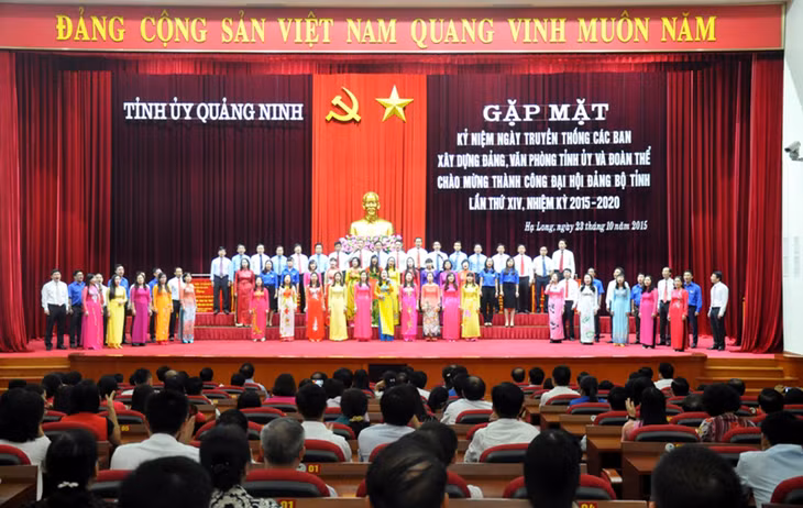 Hát mừng kỷ niệm Ngày truyền thống các ban xây dựng Đảng, Văn phòng Tỉnh ủy và các đoàn thể.