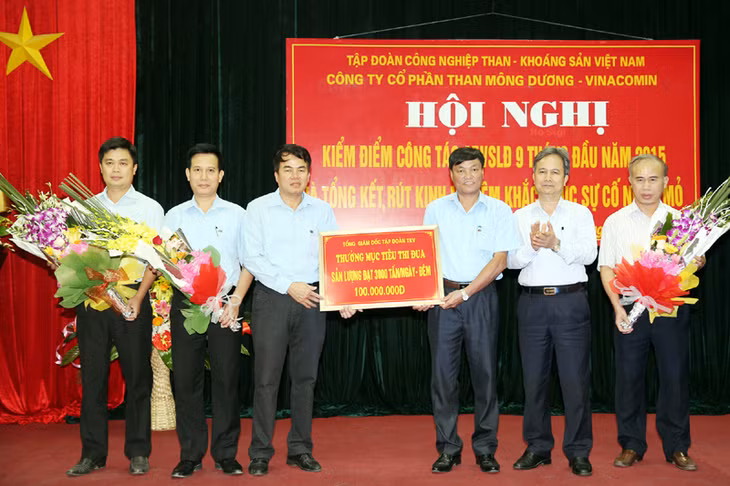 Đồng chí Nguyễn Văn Biên, Phó Tổng Giám đốc KTV trao thưởng 100 triệu đồng cho Công ty Than Mông Dương.