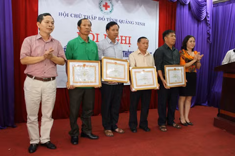 Lãnh đạo Hội Chữ thập đỏ và Ban ATGT tỉnh trao tặng giấy khen cho 