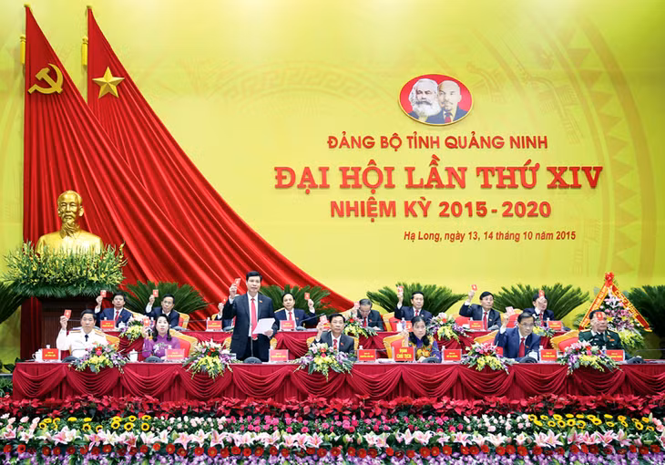 Đồng chí Nguyễn Đức Long, Phó Bí thư Tỉnh uỷ, Chủ tịch UBND tỉnh thay mặt Chủ tịch Đoàn điều hành thông qua Nghị quyết Đại hội.