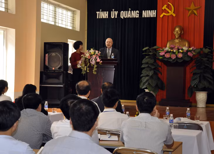 Tiến sỹ Fredric W. Swierczeck, Giám đốc Viện Công nghệ Châu Á (AIT) tại Việt Nam trò chuyện với các học viên tại buổi khai mạc