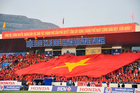 "Chảo lửa" Cẩm Phả được nhuộm đỏ trong trận đấu giữa U23 Việt Nam - U23 Myanmar.