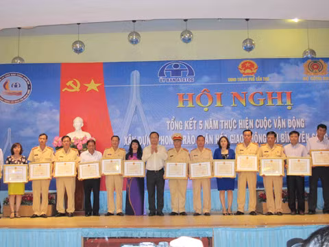 Ông Khuất Việt Hùng, Phó Chủ tịch chuyên trách UB ATGT quốc gia trao Bằng Khen của UB ATGT quốc gia cho các tập thể đã có thành tích xuất sắc trong việc thực hiện cuộc vận động 