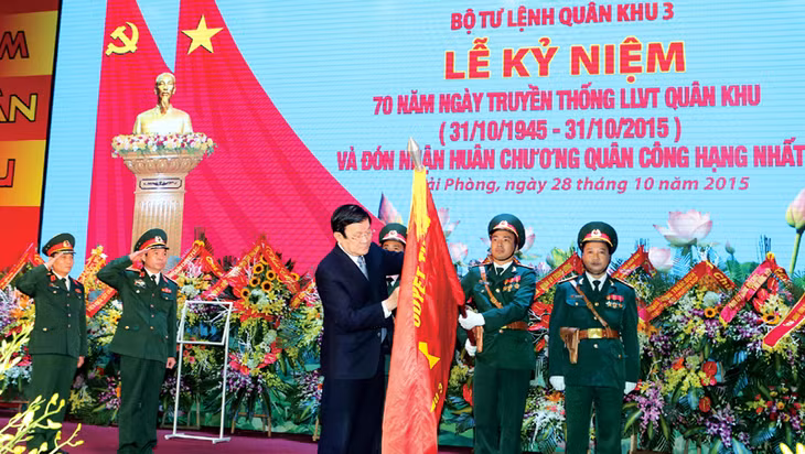 Chủ tịch nước Trương Tấn Sang trao tặng Huân chương Quân công hạng Nhất cho Lực lượng vũ trang Quân khu 3 tại Lễ kỷ niệm 70 năm Ngày truyền thống LLVT Quân khu 3, 31-10 (1945-2015). Ảnh: TTXVN