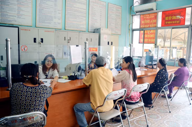 Người dân đến giải quyết TTHC tại bộ phận tiếp nhận và trả kết quả tại UBND phường Hà Lầm.