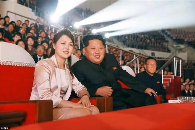 Ông Kim Jong-un và phu nhân Ri Sol-ju xem hòa nhạc. (Nguồn: EPA)