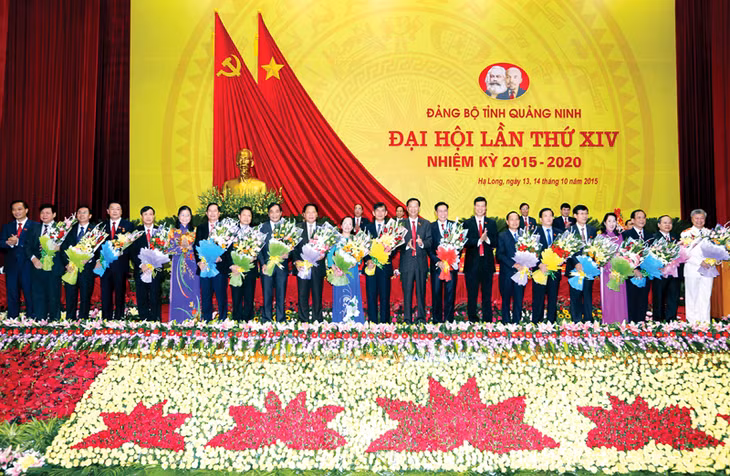 Các đồng chí lãnh đạo Tỉnh uỷ tặng hoa chia tay các đồng chí không tham gia BCH Đảng bộ tỉnh nhiệm kỳ mới.