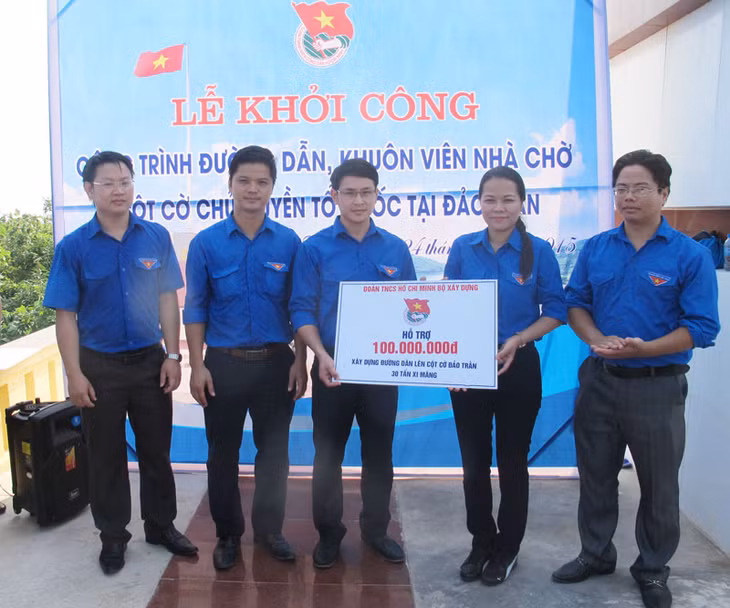 Đoàn Thanh niên Bộ Xây dựng hỗ trợ 100 triệu đồng cùng 30 tấn xi măng xây dựng công trình đường dẫn và khuôn viên nhà chờ cột cờ Tổ quốc tại Đảo Trần, huyện Cô Tô.