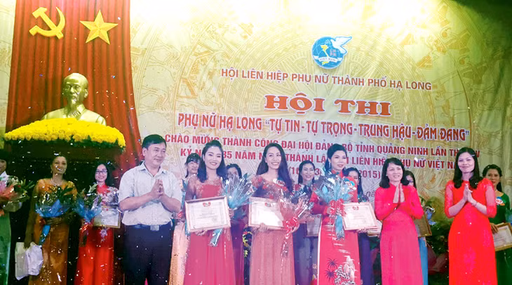 Sáng 19-10, Hội LHPN TP Hạ Long tổ chức chung khảo hội thi “Phụ nữ Hạ Long tự tin - tự trọng - trung hậu - đảm đang” năm 2015. Trong ảnh: Ban Giám khảo Hội thi trao giải nhất, nhì cho các thí sinh đoạt giải. Ảnh: Trúc Linh
