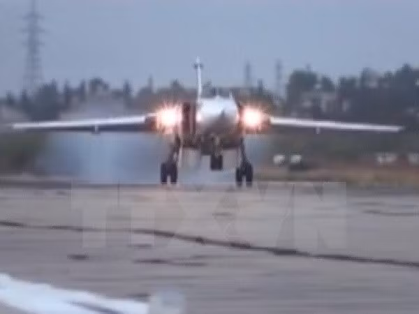 Máy bay Sukhoi Su-24M của Nga hạ cánh xuống sân bay quân sự Hmeymim gần thành phố Latakia ngày 15/10. (Nguồn: AFP/TTXVN)