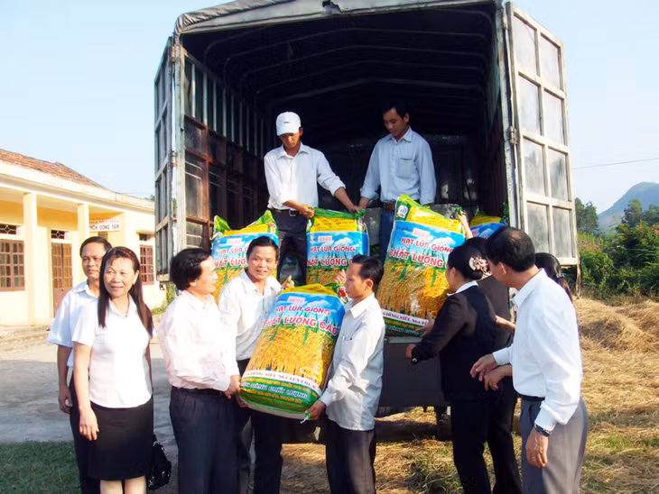 LĐLĐ tỉnh phối hợp với Công đoàn Công ty CP Giống cây trồng Quảng Ninh trao thóc giống hỗ trợ nông dân huyện Tiên Yên trong Chương trình xây dựng nông thôn mới.