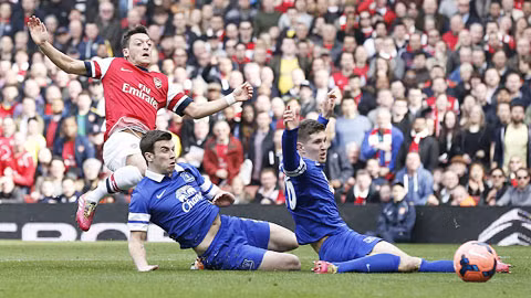 Oezil (trái) và đồng đội đã sẵn sàng bắn hạ Everton