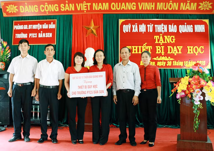 Đại diện Quỹ Xã hội - Từ thiện Báo Quảng Ninh trao tặng thiết bị phục vụ dạy học cho Trường PTCS Bản Sen.