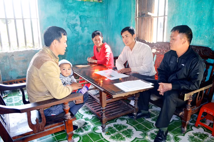 Anh Nguyễn Văn Nhuận, cán bộ dân số xã Điền Công, TP Uông Bí (thứ 2 từ phải sang) tư vấn, hướng dẫn về chính sách dân số cho người dân xã. Ảnh: Nguyễn Hoa