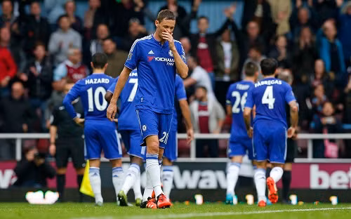 Chelsea chơi thiếu người từ phút 44. Ảnh: Reuters.
